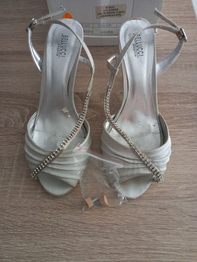 Zapatos BELLUCCI plata 38.
El tacon mide 8cm
