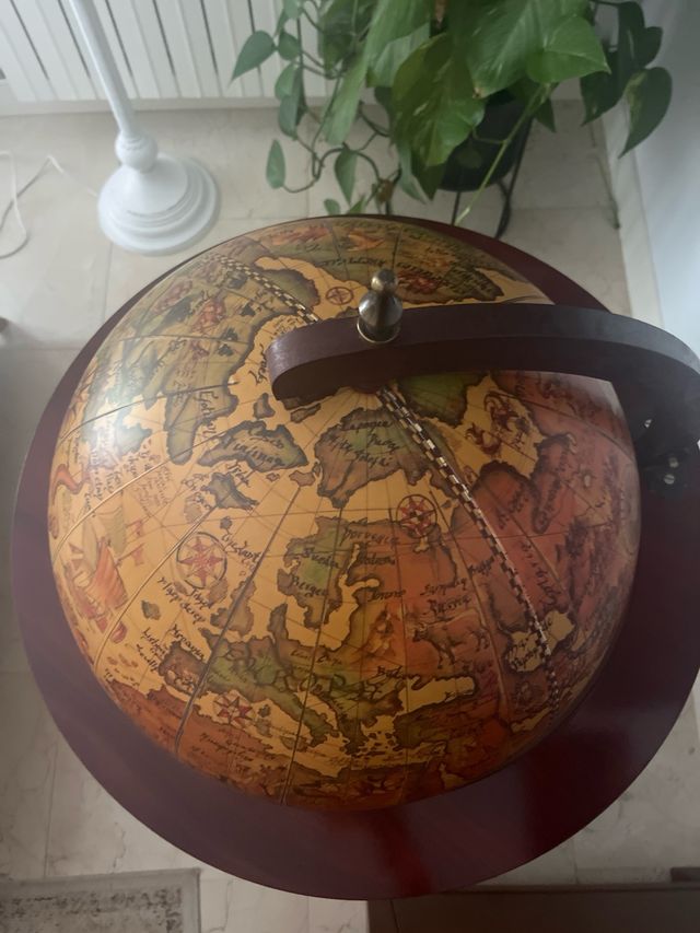 Bar con forma de globo terráqueo