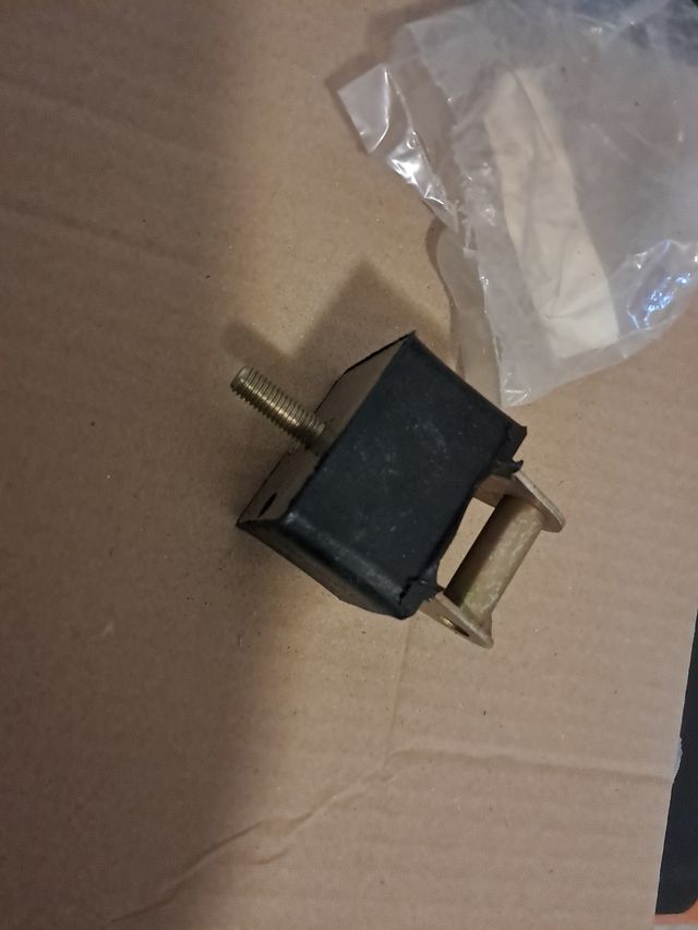 RENAULT 18. SOPORTE DE MOTOR IZQUIERDO.
