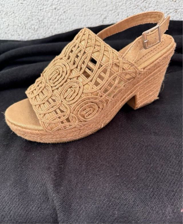 Sandalias doradas mujer tacón