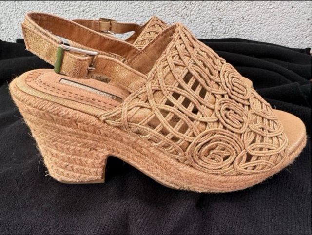 Sandalias doradas mujer tacón
