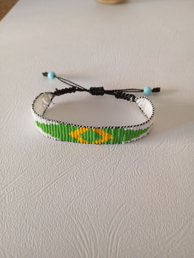 Pulsera Brasil tejida a mano