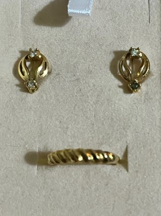 Pendientes y anillo dorados