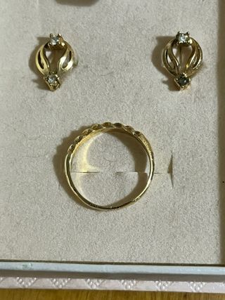 Pendientes y anillo dorados