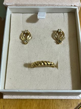Pendientes y anillo dorados
