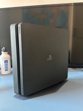 PS4 Slim 1TB + soporte + 2 mandos + soporte de pie