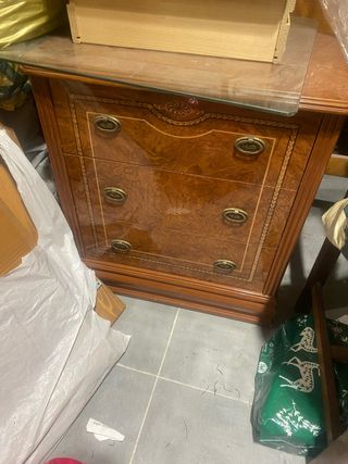 Mesita noche clásica madera-vidrio