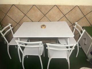 Mesa y 4 sillas blancas de metal y plástico