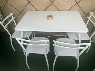 Mesa y 4 sillas blancas de metal y plástico