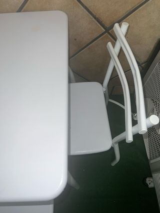 Mesa y 4 sillas blancas de metal y plástico