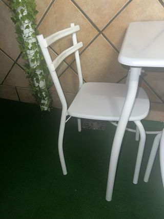 Mesa y 4 sillas blancas de metal y plástico