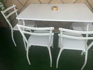 Mesa y 4 sillas blancas de metal y plástico