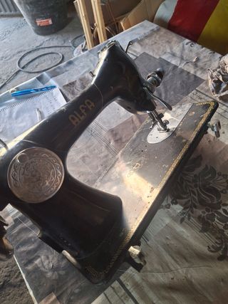 Máquina de coser Alfa antigua