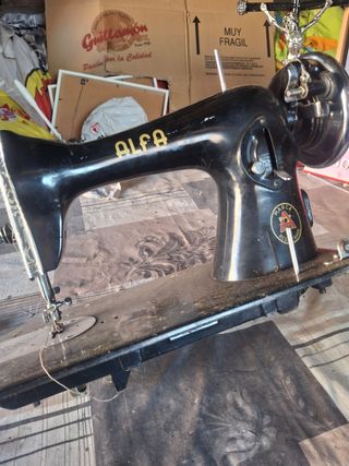 Máquina de coser Alfa antigua