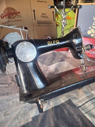 Máquina de coser Alfa antigua