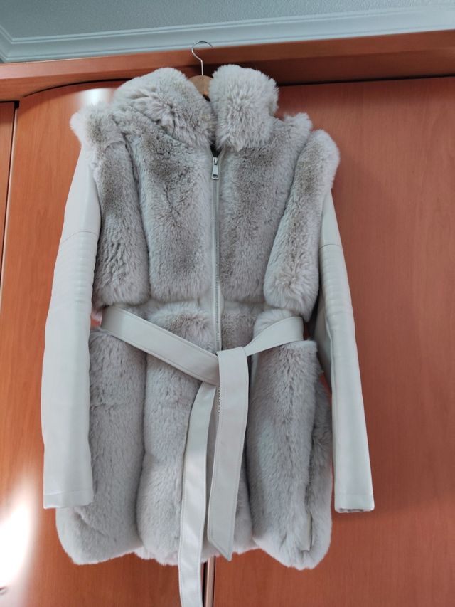 Abrigo de piel sintética beige