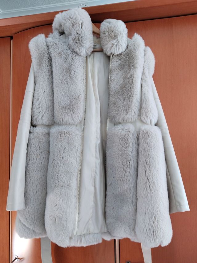 Abrigo de piel sintética beige