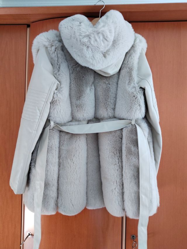 Abrigo de piel sintética beige