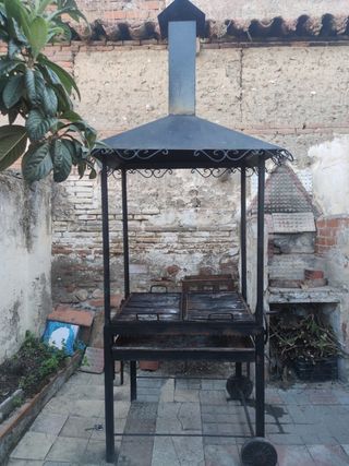 Barbecue in ferro battuto fatto a mano