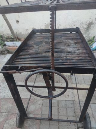 Barbecue in ferro battuto fatto a mano