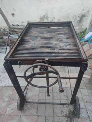 Barbecue in ferro battuto fatto a mano