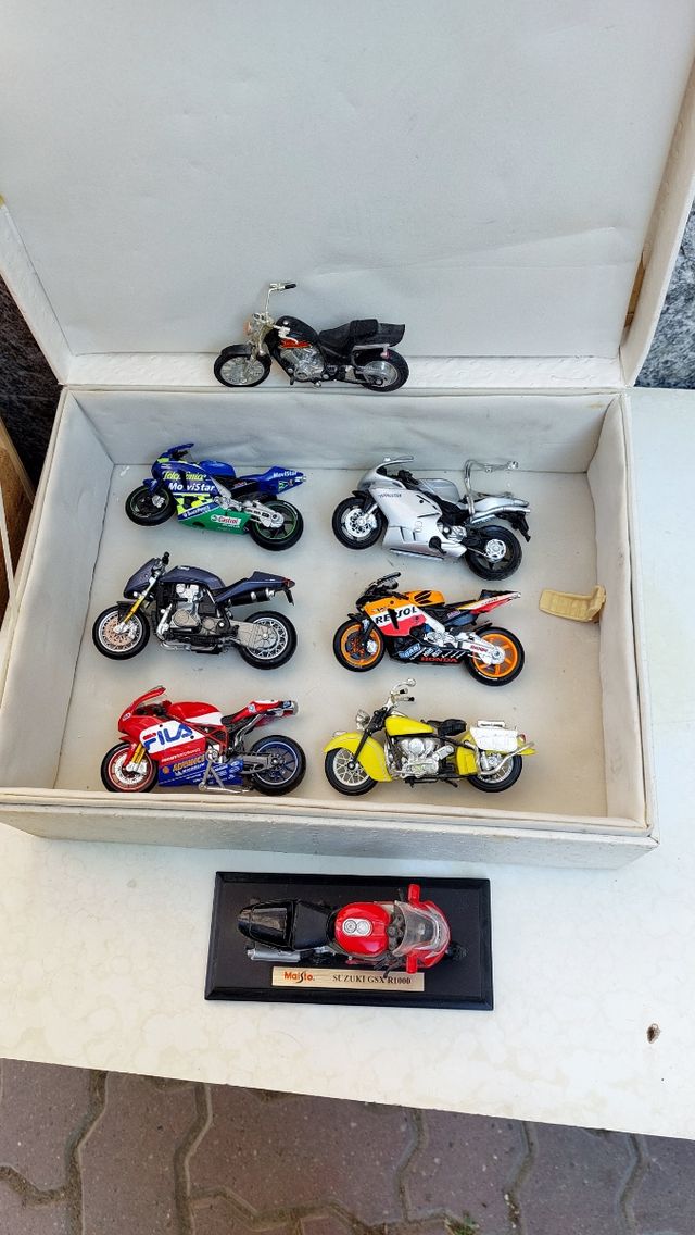 8 Modellini Moto in Scatola