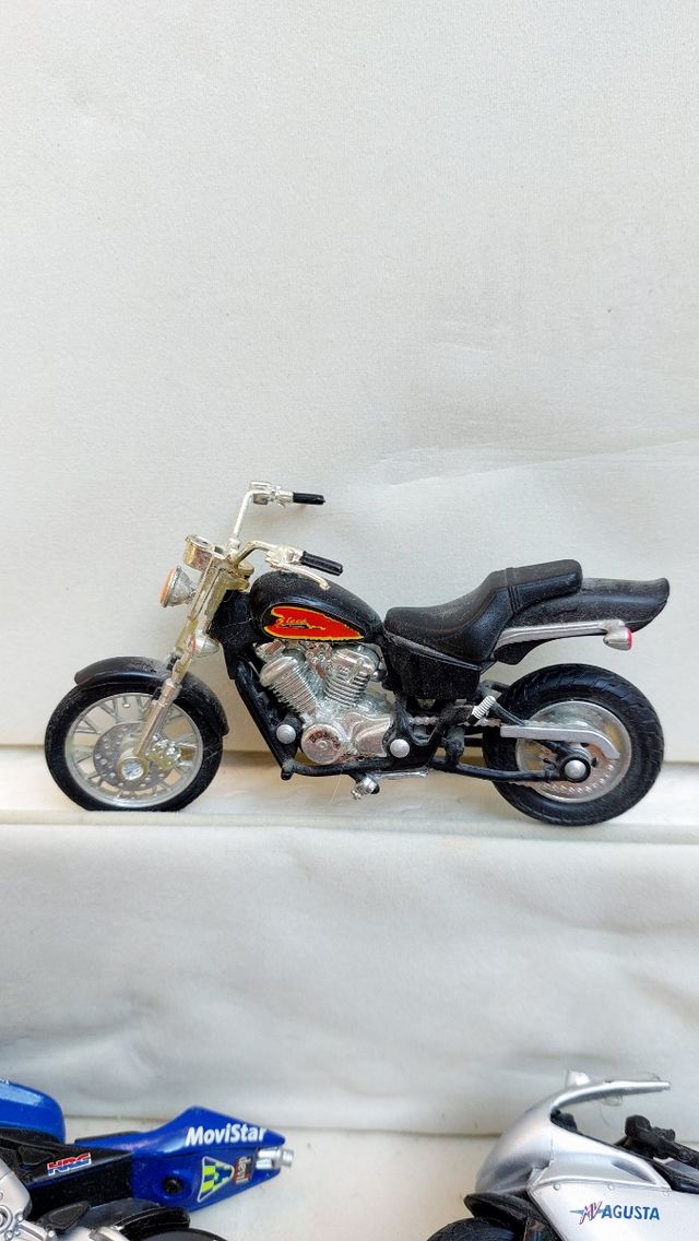 8 Modellini Moto in Scatola