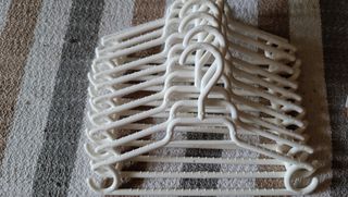 12 Perchas blancas de plástico