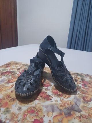 Sandalias negras mujer tacón bajo