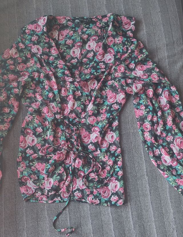 Blusa floral negra y rosa