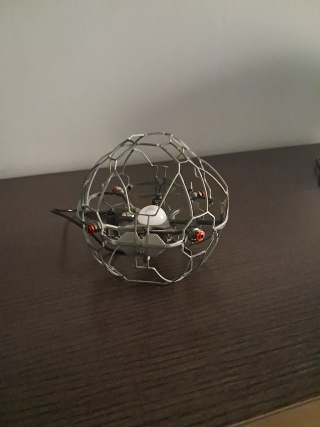 Drone volador con jaula protectora