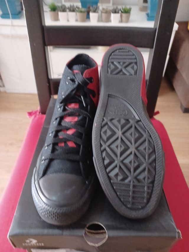 Converse rojas y negras - como nuevas