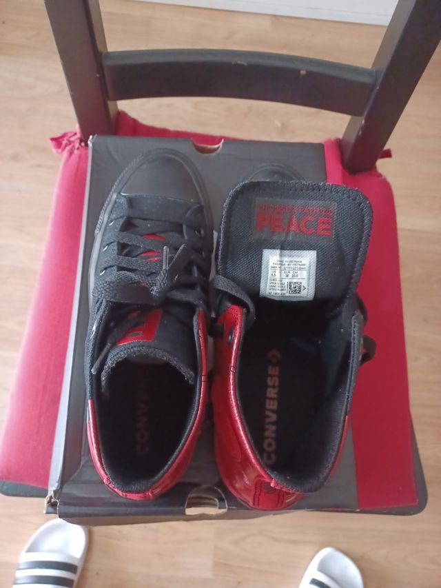 Converse rojas y negras - como nuevas