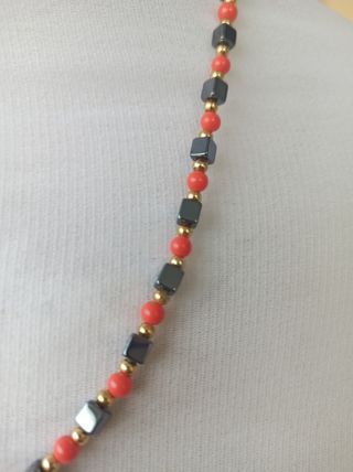 Collana quadretti Hematite e perline rosse 