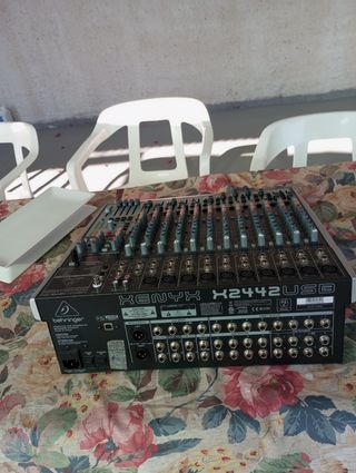 Mesa Behringer 24 canales