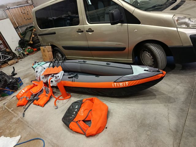 Kayak inflable + remos+chalecos salvavidas+inflado
