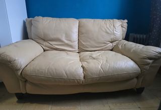 Sofá de piel beige