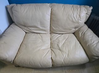 Sofá de piel beige