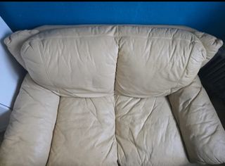 Sofá de piel beige