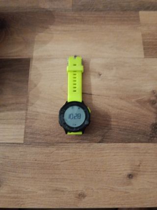 Reloj deportivo amarillo