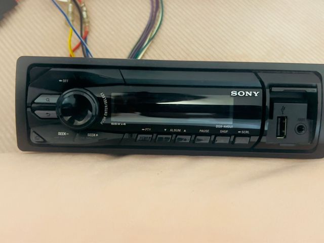 Radio Sony DSX-A40UI 55Wx4 con mando.