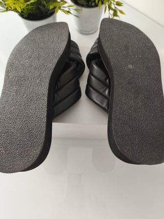 Sandalias Oysho negras plataforma