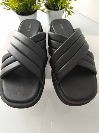 Sandalias Oysho negras plataforma
