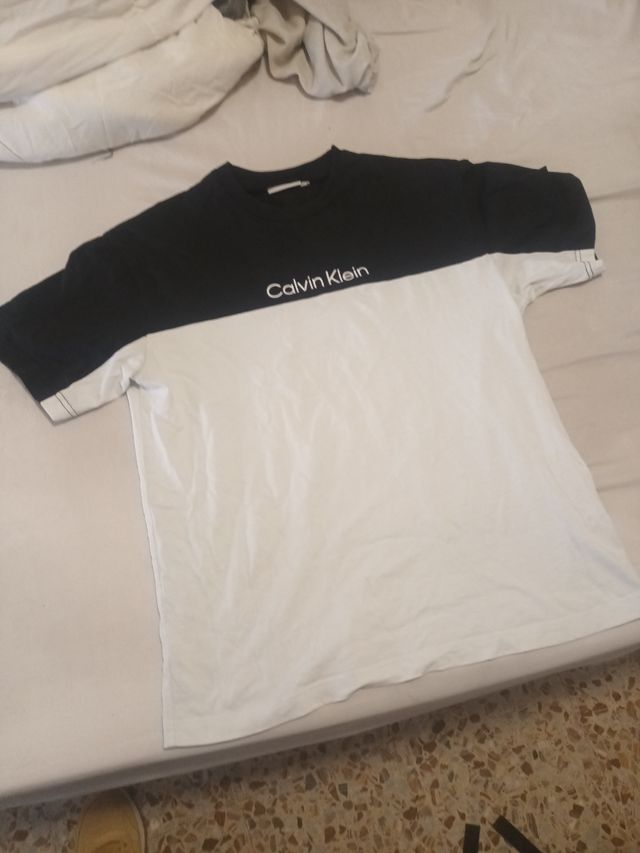 Camiseta Calvin Klein M bicolor es original 