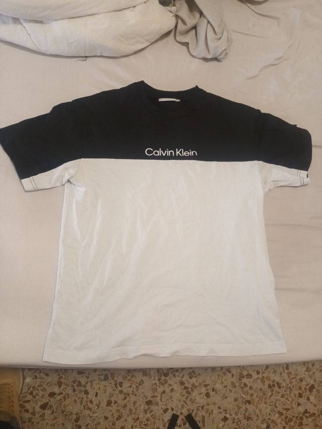 Camiseta Calvin Klein M bicolor es original 