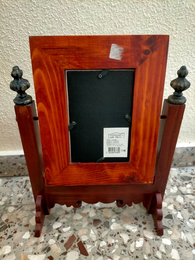 Marco rustico con soporte de madera