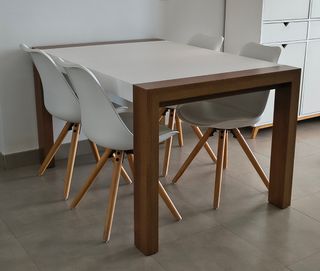 Mesa extensible + 4 sillas blancas