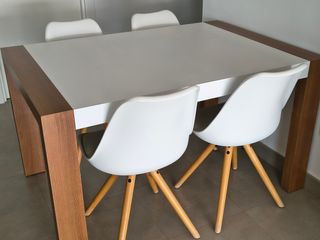 Mesa extensible + 4 sillas blancas