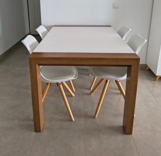 Mesa extensible + 4 sillas blancas
