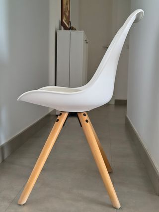 Mesa extensible + 4 sillas blancas